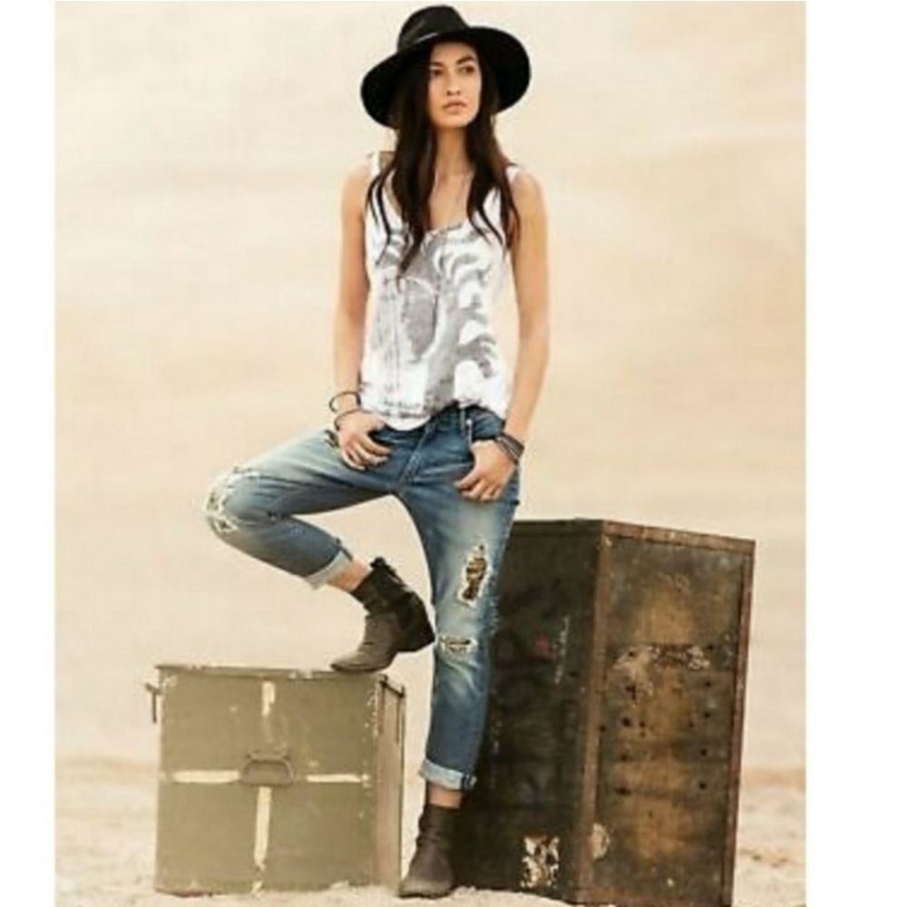 NWOT TRUE RELIGION CAMERON BOYFRIEND FIT JEANS